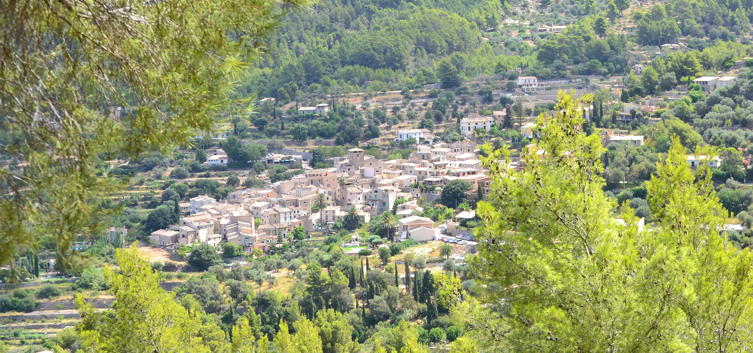 Vista del pueblo de Estellencs en plena Sierra de Tramuntana