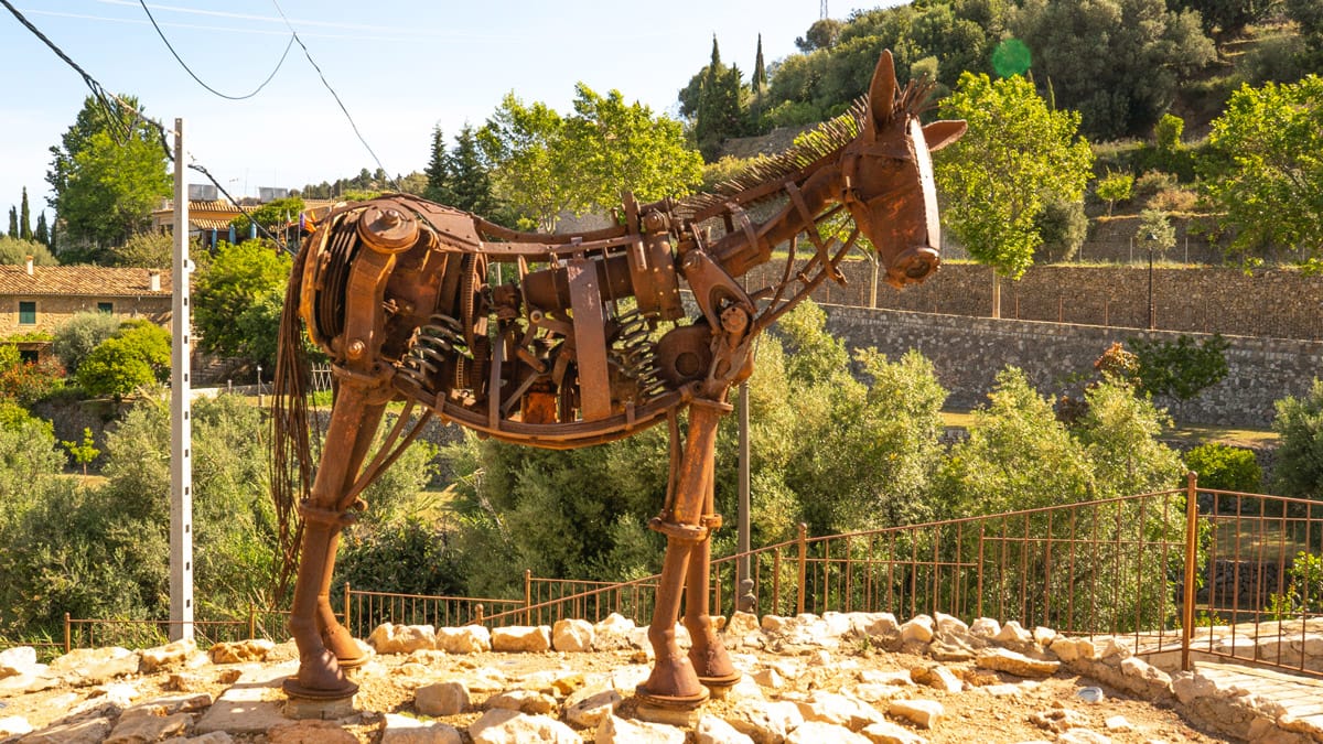 Escultura de un burro hecho con metal en Estellencs